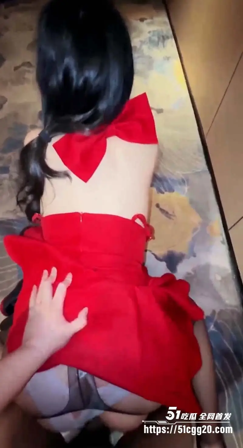 海角大神会喷水的亲姐姐新作 打破传统圣诞服侍 无内衬半乳小吊带 被刺激的内裤全喷湿了 图7