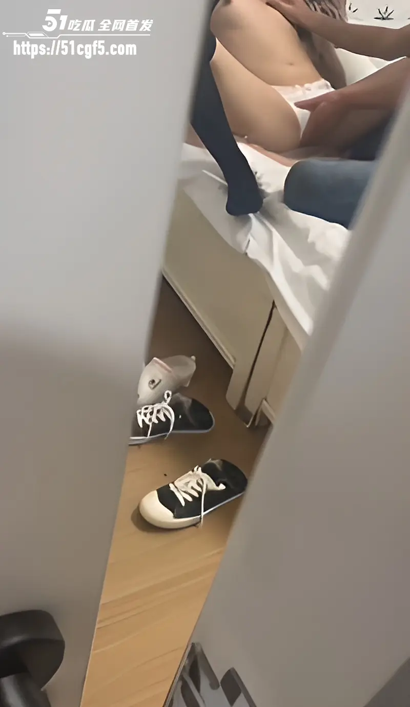 51原创和妹妹同居的日子 朋友和亲妹妹房间做爱 呻吟声传到了我的耳朵里 图1