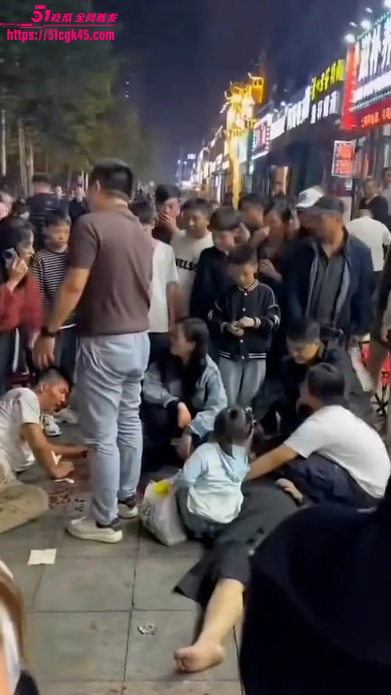 安徽淮北炸锅！女子怒怼邻桌抽烟 动手打人反被狂揍 电话召援兵群殴乱战 多人血溅当场！ 图6