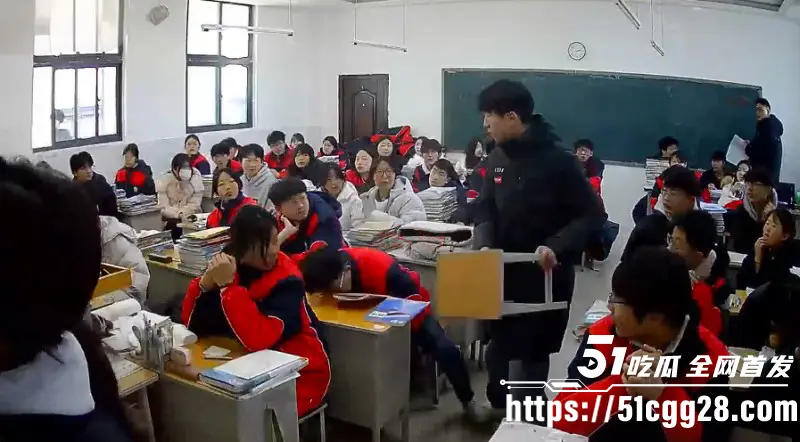 河南巩义京师杜甫公学打人事件 高中生抡起板凳猛砸同学 直击后脑受害人当场垂头不动！ 图7