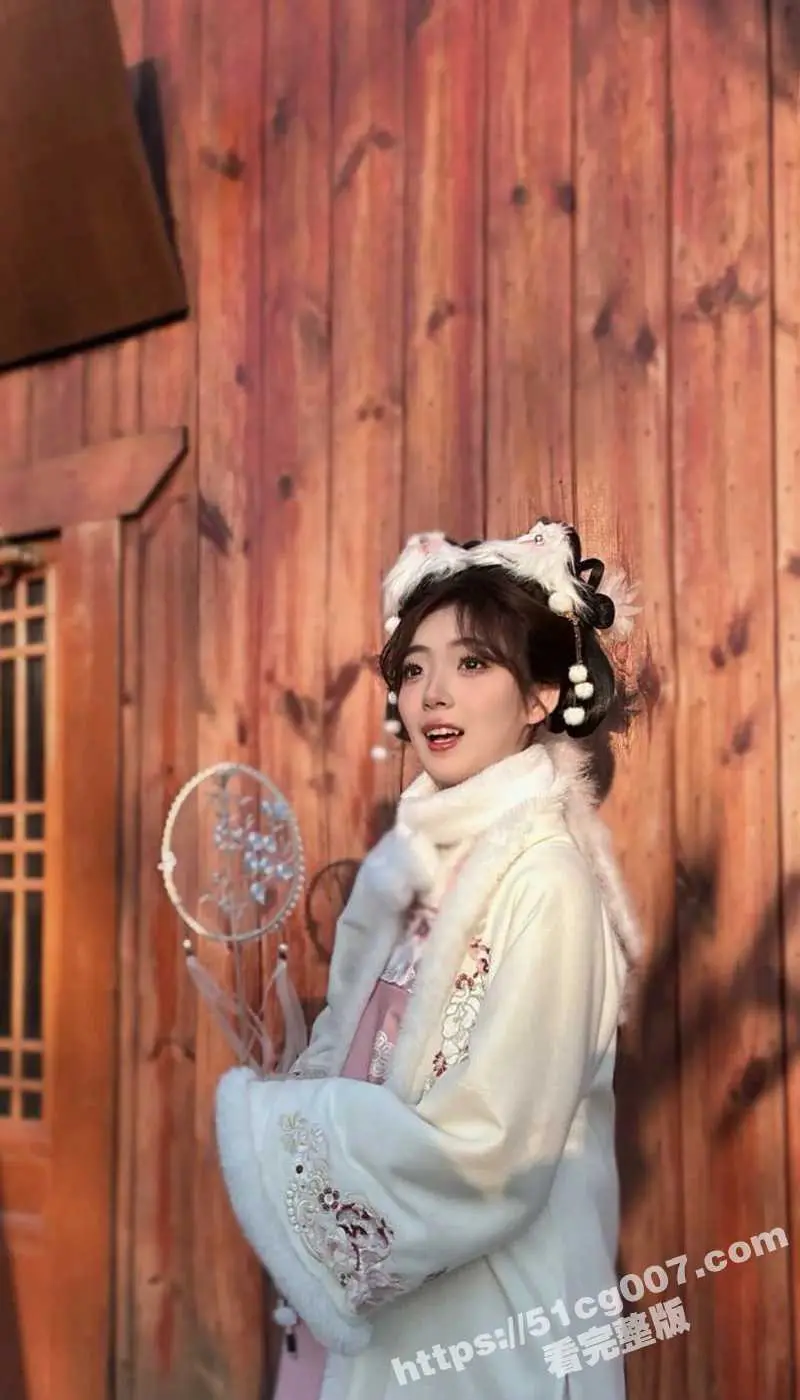 曾在非常6+1表演的童星 田佳子 西南民族大学汉服女神 初中高中便裸照满天飞 反差自慰摸逼被曝光! 图1