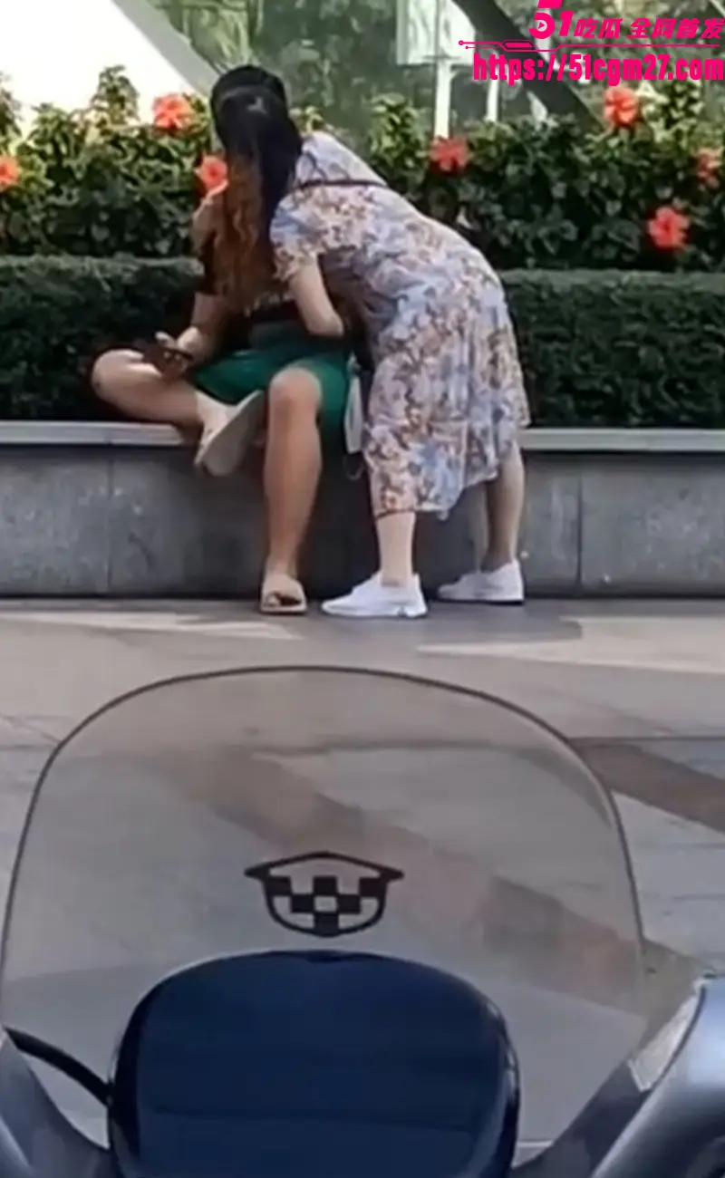 饥渴人妻当街和猛男激情热吻 掀开裙子狠摸屁股 毫不顾忌路人异样眼光! 图5