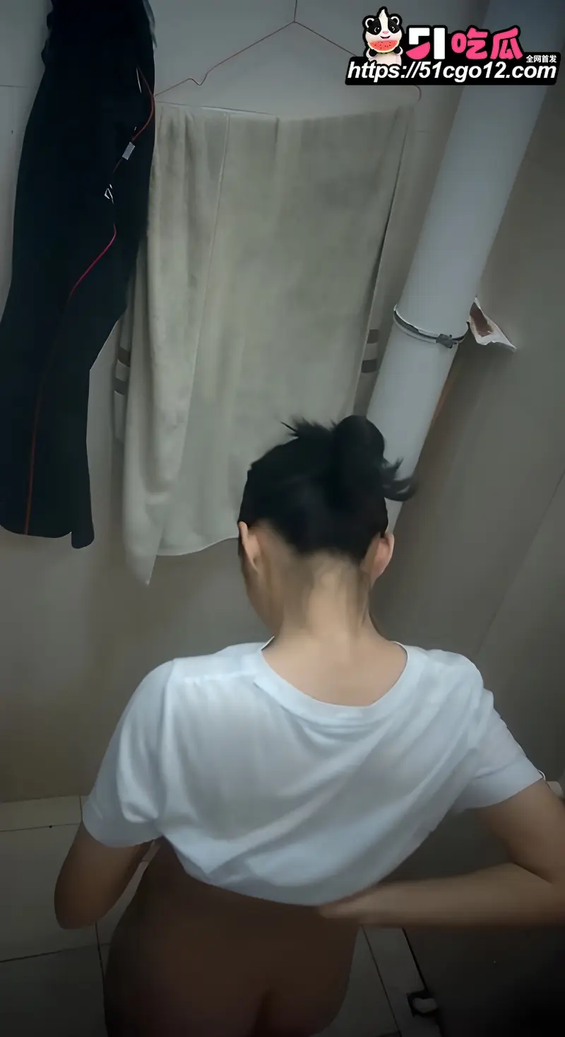变态房东 浴室安装摄像头 偷拍女租客洗澡 白嫩酮体丰胸翘臀一览无余！ 图1