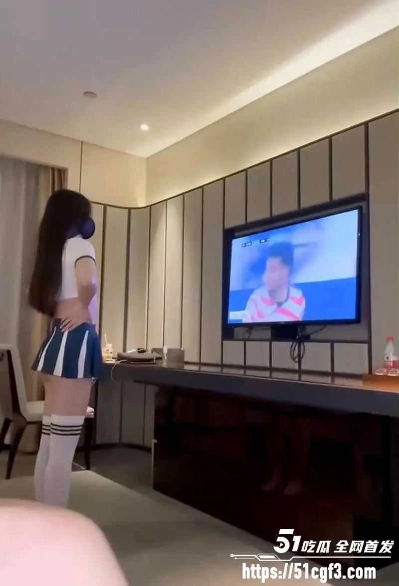 性瘾夫妻 小陈和小王 世界杯新作 真空白丝足球宝贝 边看球边放纵啪啪 骚劲无人能敌 图1