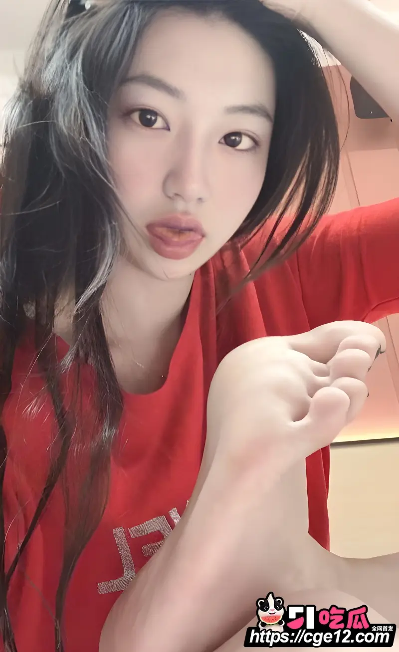 超淫女大 宿舍自拍诱惑视频 内裤包裹翘臀对屏扭动 模拟足交榨精表情超级骚 图3