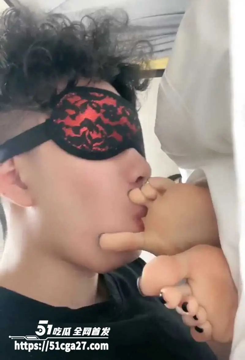 网黄主播 优甜大大 丝足专场直播视频流出!白丝美足遭男奴狂舔 女王享受撩粉两不误 吸吮声响刺激爆棚! 图6
