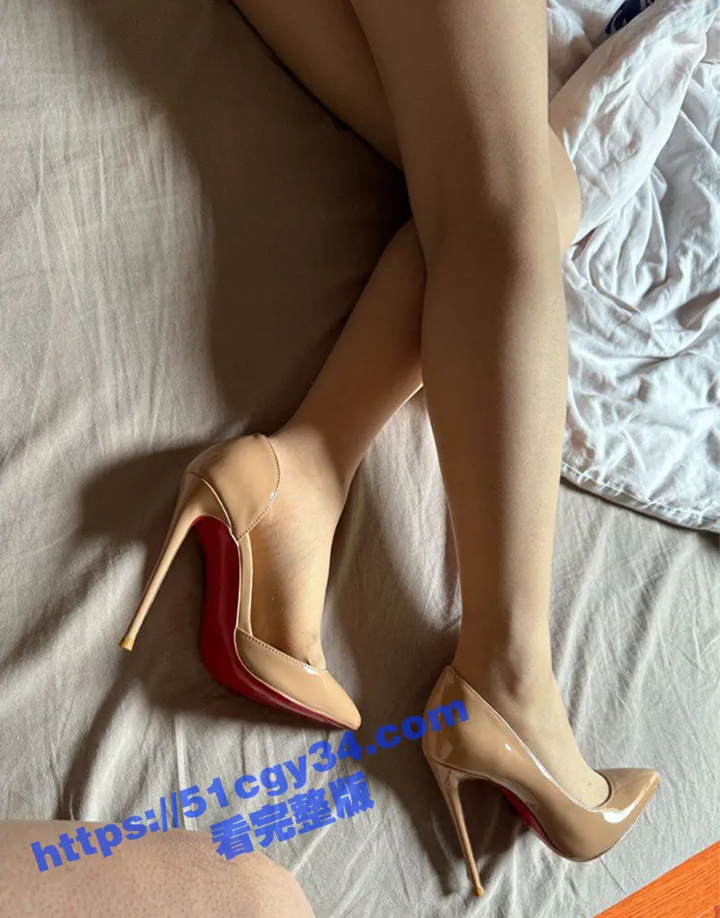 天花板级别熟女 被隔着丝袜爆操肥美嫩鲍 这摩擦力干的小少妇嗷嗷直叫 淫水狂流不止! 图3