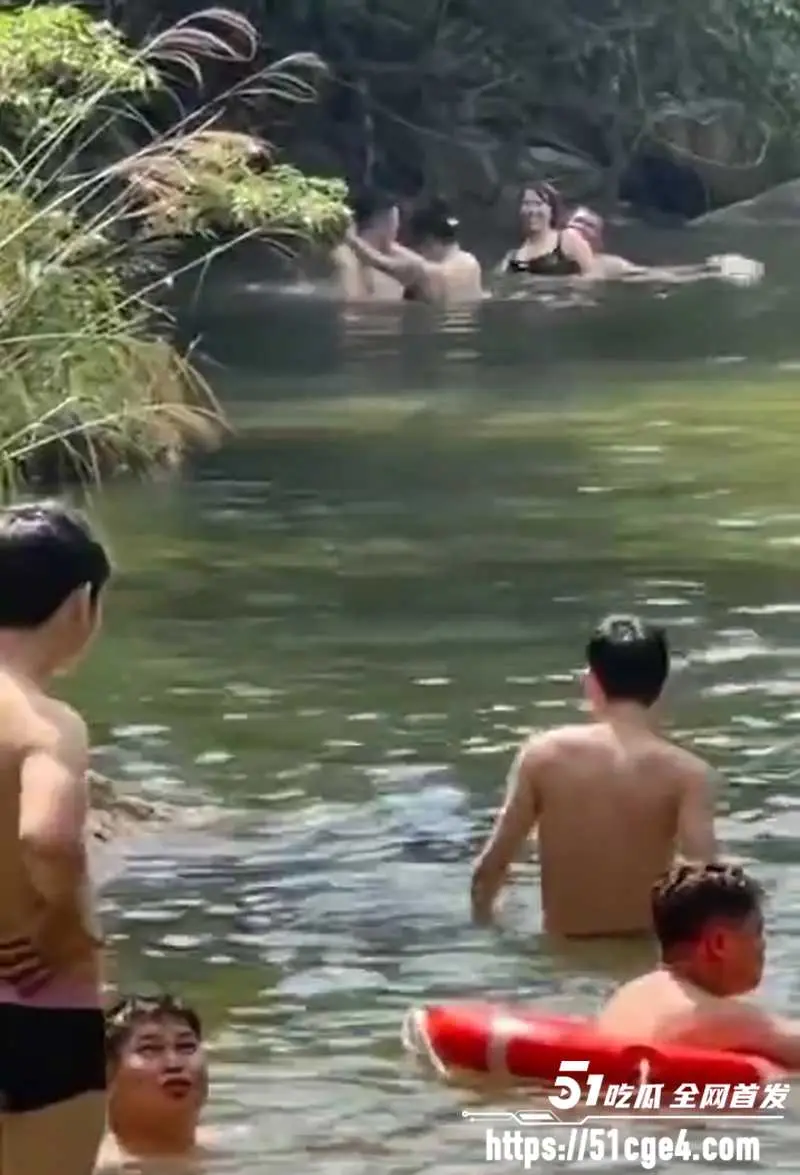 河边纳凉惊现情侣水中野战 骑乘裸男激情起伏 抱操加速打桩 惨遭围观偷录 图2