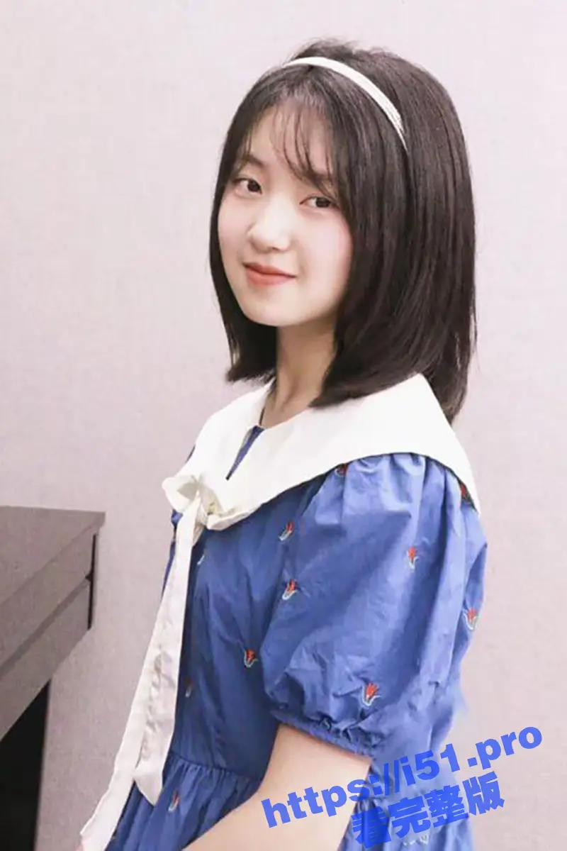 姐弟乱伦！趁着表姐睡着后 偷偷摸进她的房间 舔她奶子把她舔醒后直接把鸡巴插进她嘴里！ 图1
