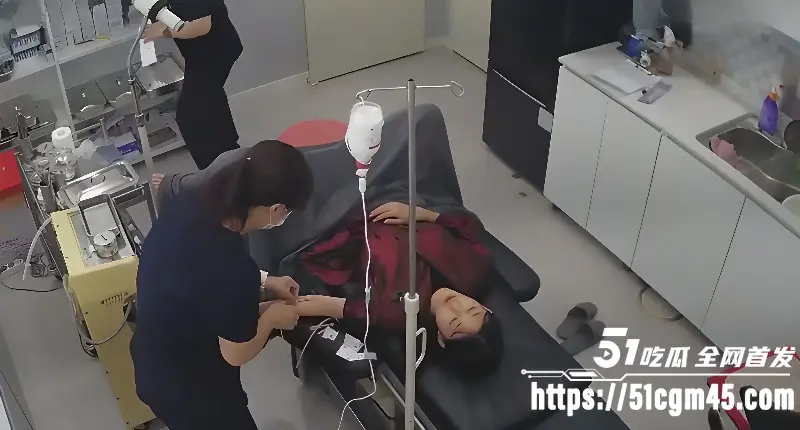 韩国妇产科检查监控流出 丰满少妇美腿大开检查蜜穴 场面火辣尽显偷窥淫欲 图2