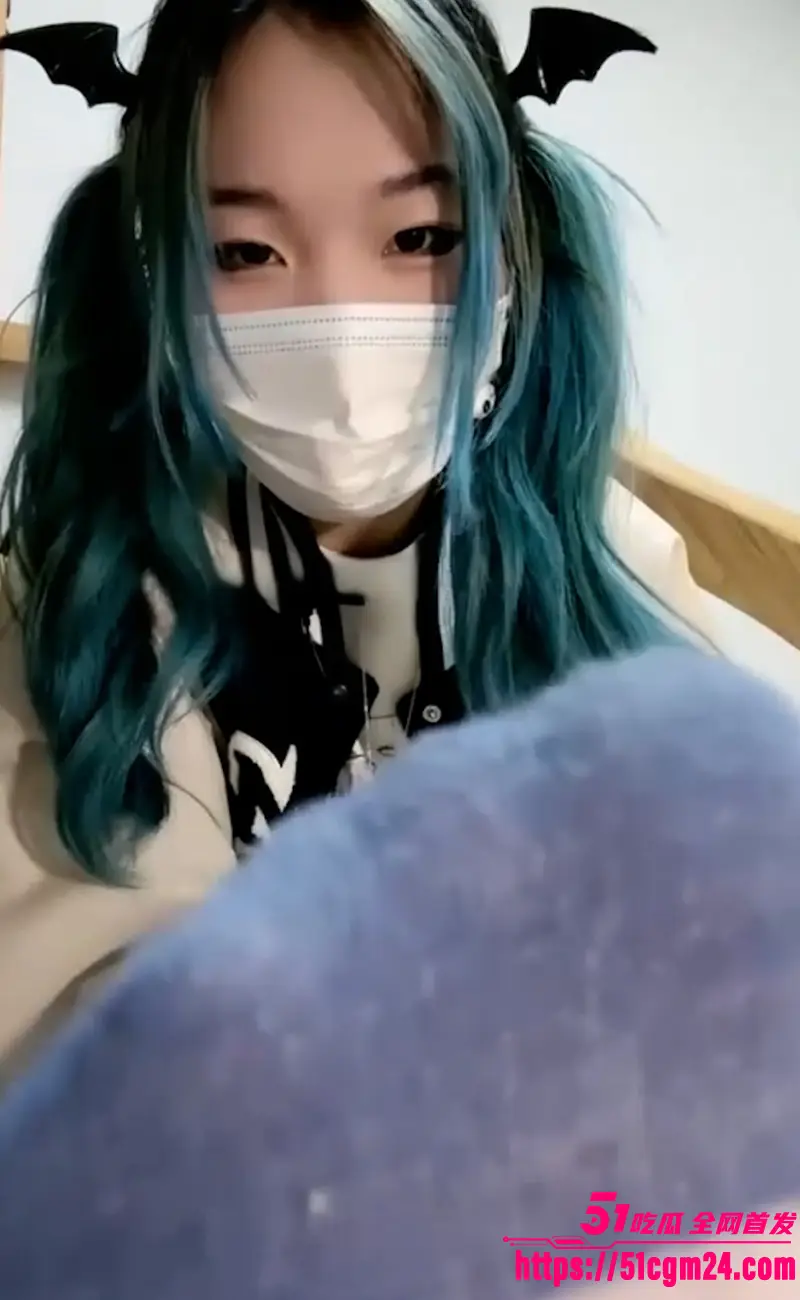 恶魔妹妹 芃芃大人 淫语疯狂挑逗哥哥 手举内裤美足诱人 极致榨精要人老命 图1