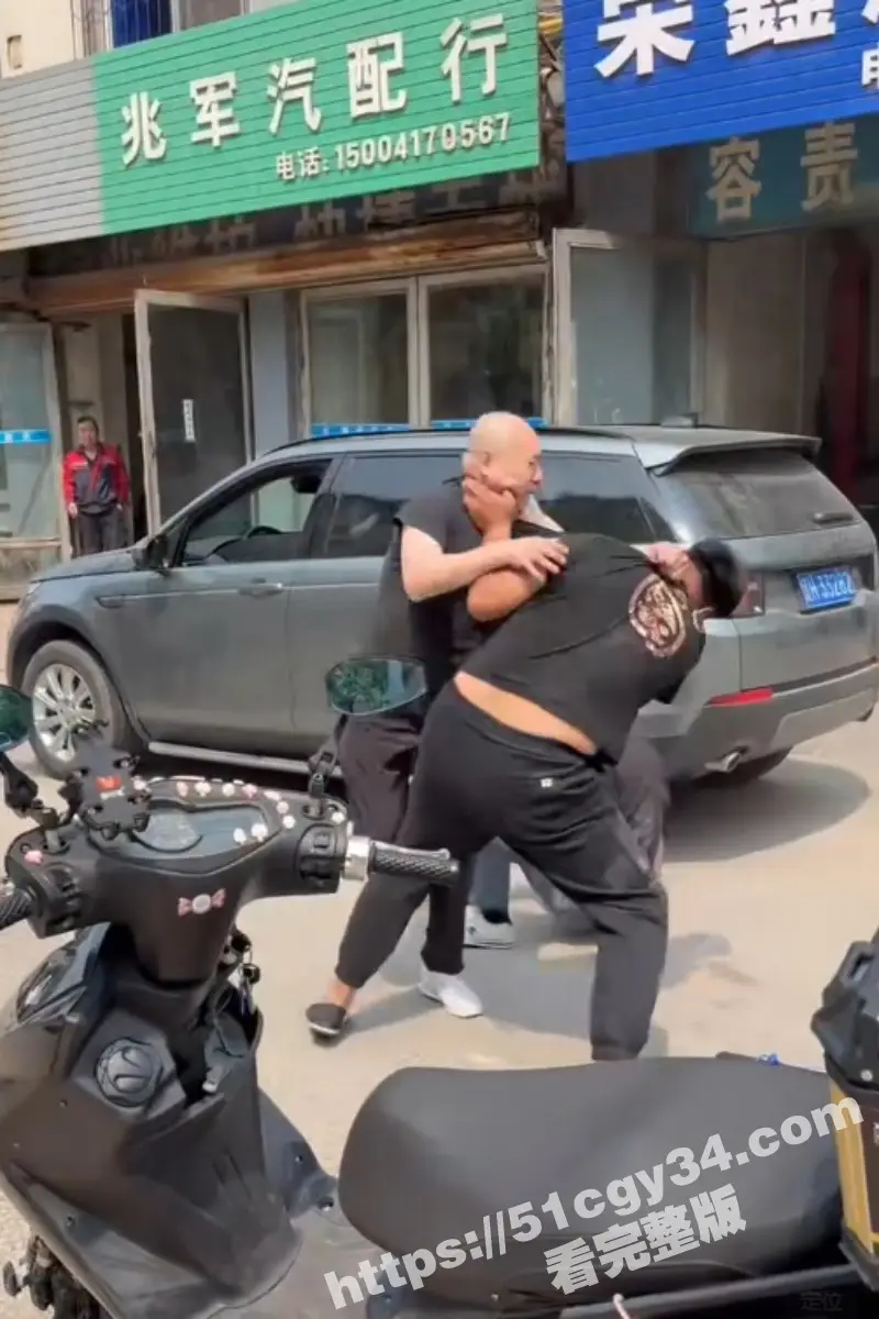 辽宁营口再现狠人名场面 短发小伙被两光头欺辱殴打后 忍无可忍1V2将其爆头反杀！ 图1