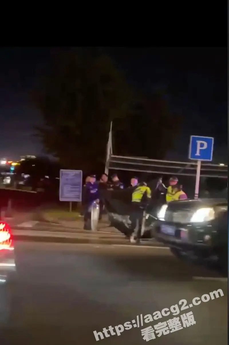 南通小米su7后续!现场多视角拍摄视频及车主反手刀划伤锁喉哥细节曝光 雷总评论区炸锅了 图5