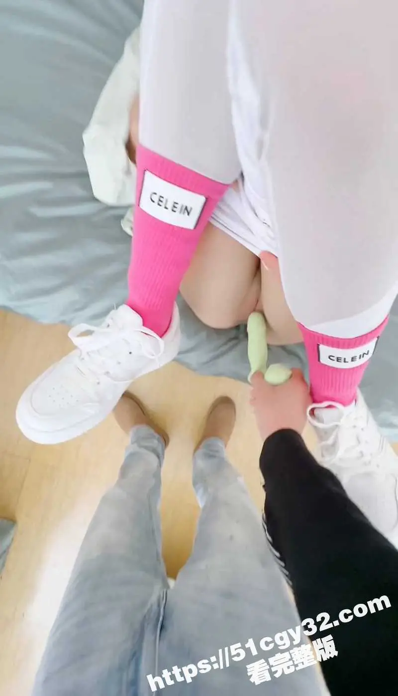 51原创小姨子的秘密 小姨子插着玩具沿路叫骚 瘙痒难耐回家后被姐夫扣逼猛插骚穴 外射翘臀美背! 图6