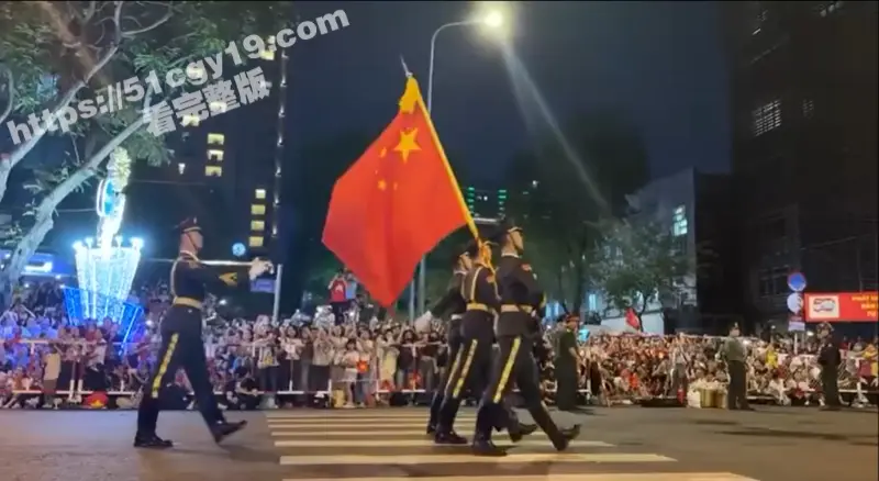 中国仪仗队越南阅兵彩排 英姿飒爽引得众多越南妹妹 疯狂示爱组团求老公! 图3