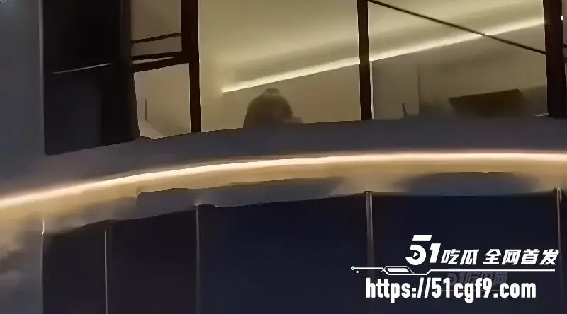 巴马归朴酒店惊现香艳一幕 情侣落地窗前做爱引人围观 美腿大开任由炮友猛攻 图5