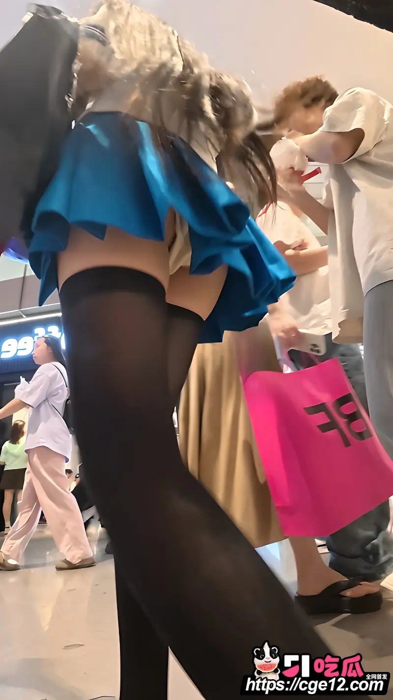 顶点大师 街拍极限抄底 美女裙底私密风光全拍下 画面香艳到直接口干舌燥! 图2