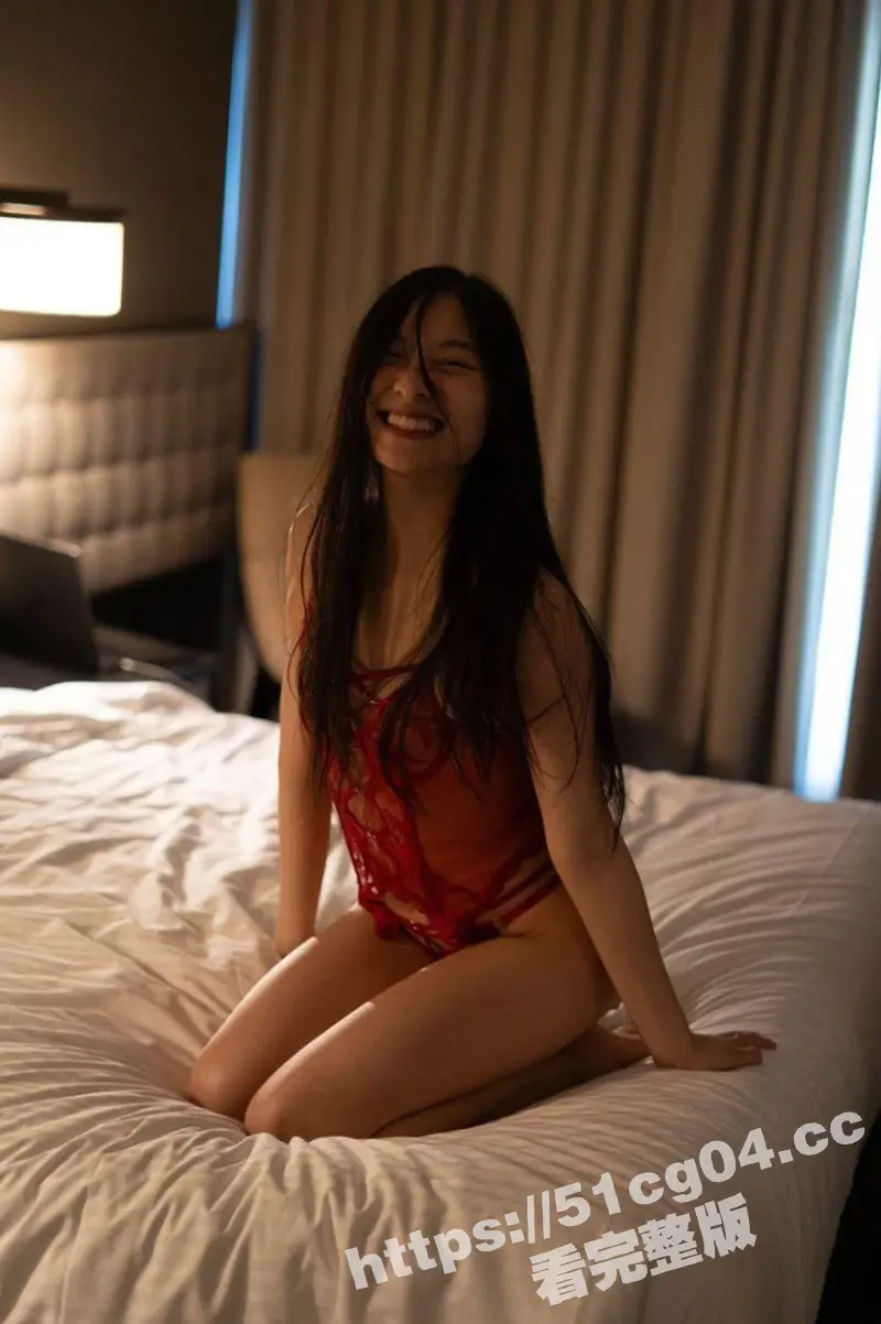 上海外国语大学大三妹子 曹未薇 抓着男友鸡巴就是一顿吸 曾经追求刺激客串过站街女 当天就接了十二个客! 图2