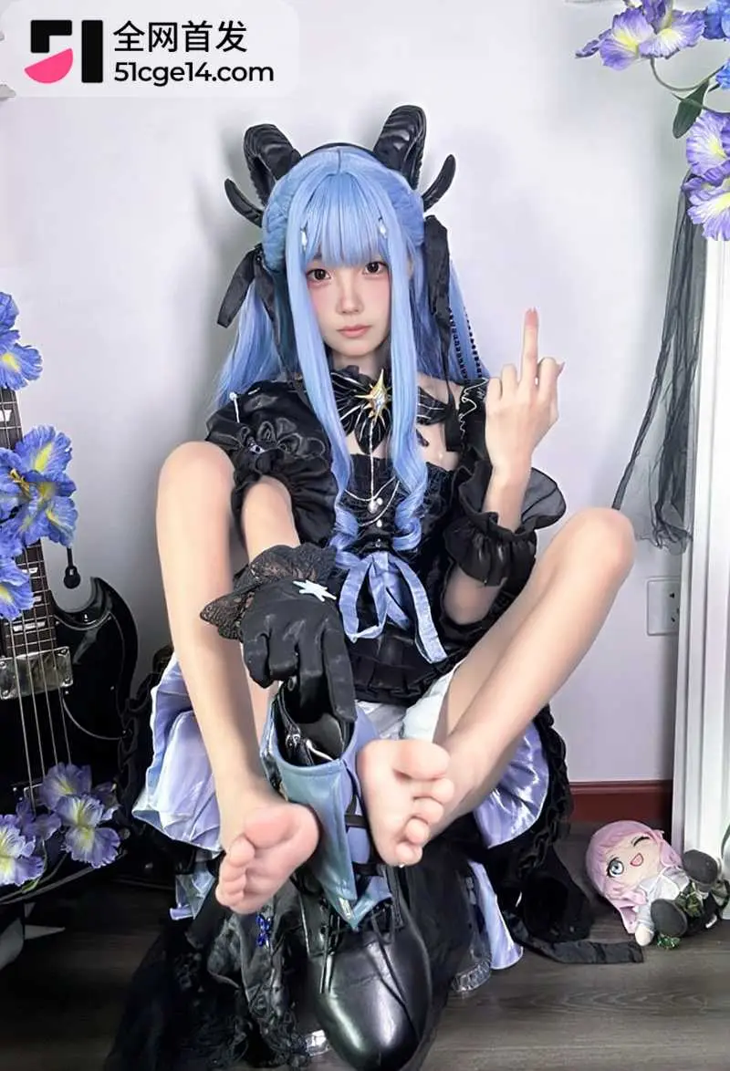 推特萝莉 琴里gogo梨 足交新作 cos丰川祥子 粉嫩玉脚踏揉水瓶 极致诱惑堪称恋足福音 图3