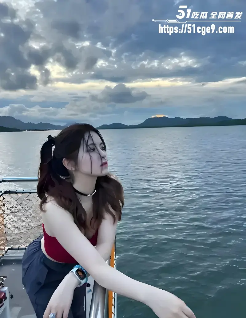 兰州民大维族舞蹈生 下海卖逼做外围 身裹黑丝无套后入 露脸口交极度反差 图1