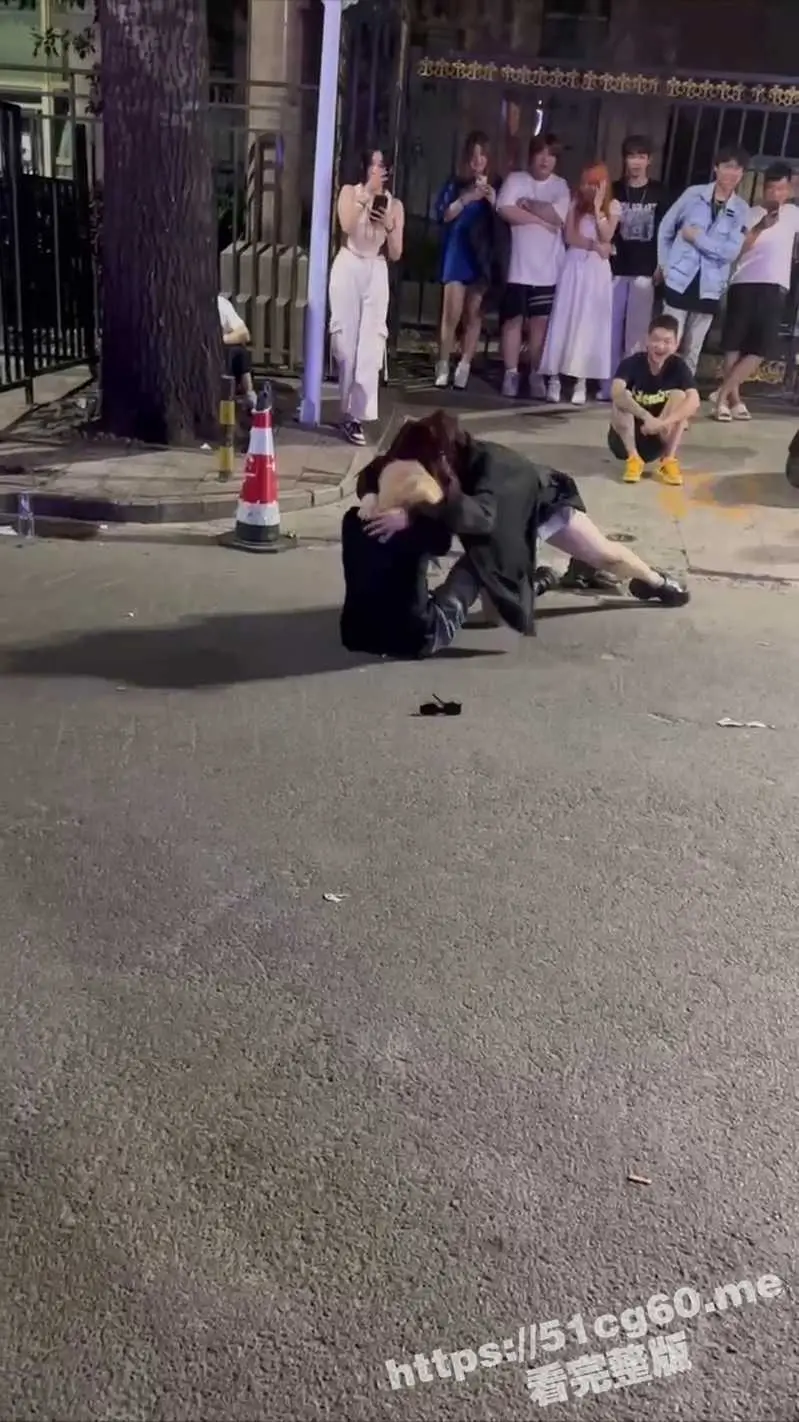 天津工体小仙女暴揍细狗 小坦克把男人按在地上狂锤 太猛了! 图7