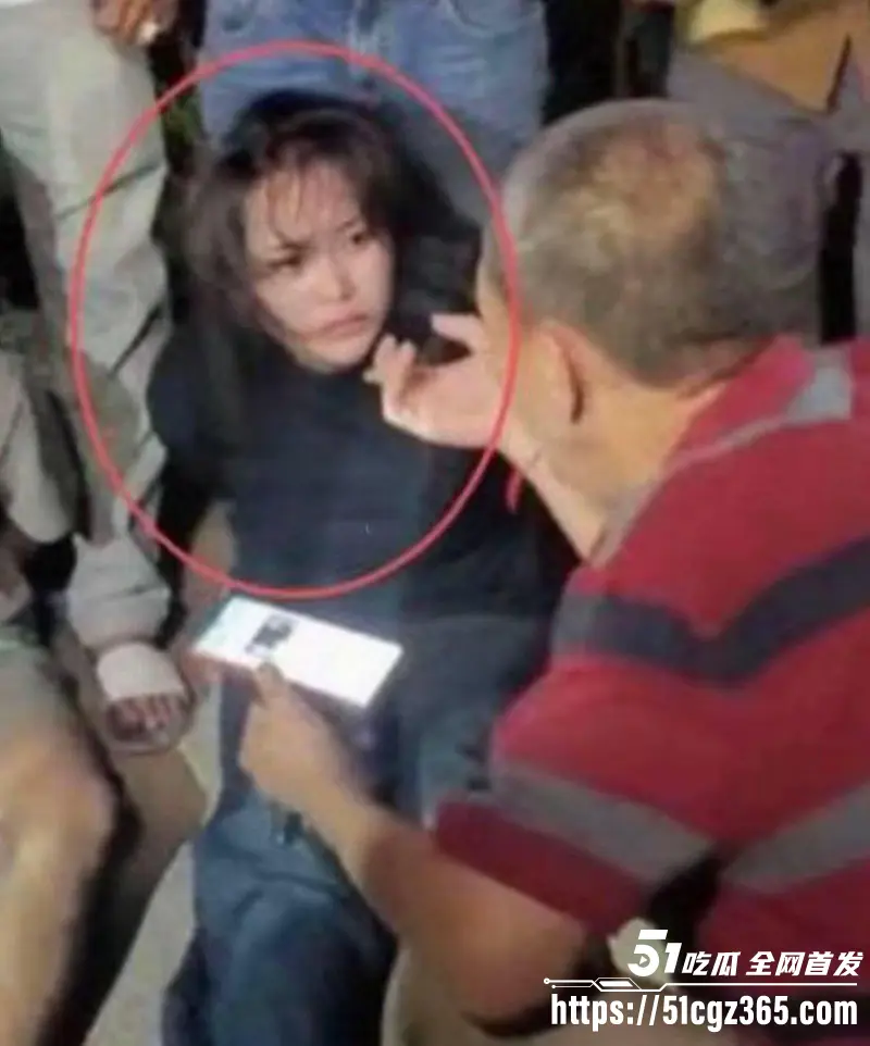 柬埔寨劫法场现场视频!黑衣大嫂一人一枪为爱冲锋 单枪匹马勇闯法场救男人 情深意重轰动全网! 图14
