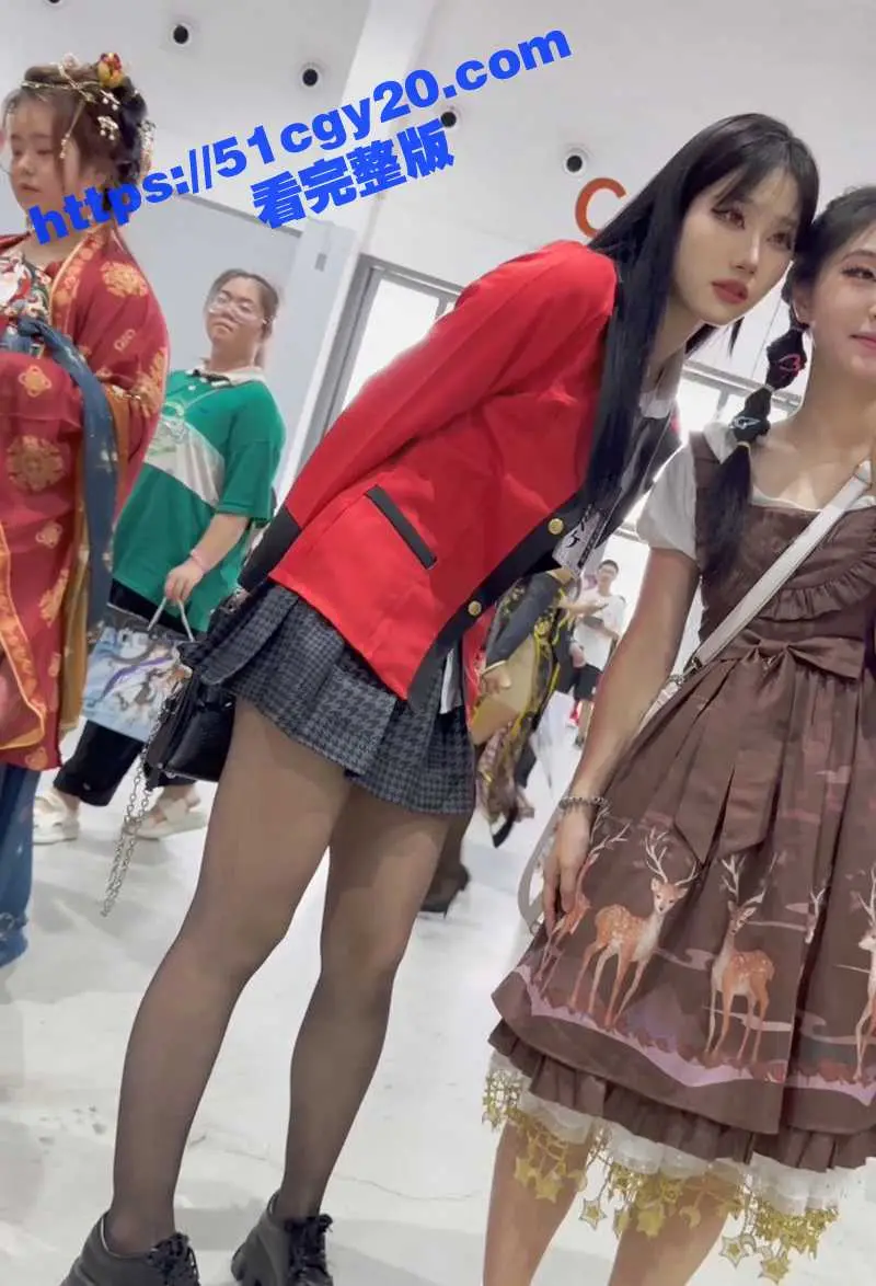 KFC漫展抄底偷拍大曝光 Coser嫩妹裙底风光超诱惑 各种肥穴美鲍 脸穴同赏刺激到炸！ 图4