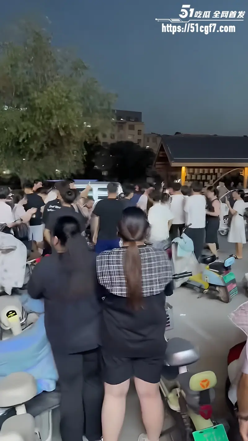 临沂抓小三事件 吃瓜群众原地开圈围观 原配与小三正面对骂 完整版视频传疯了! 图2