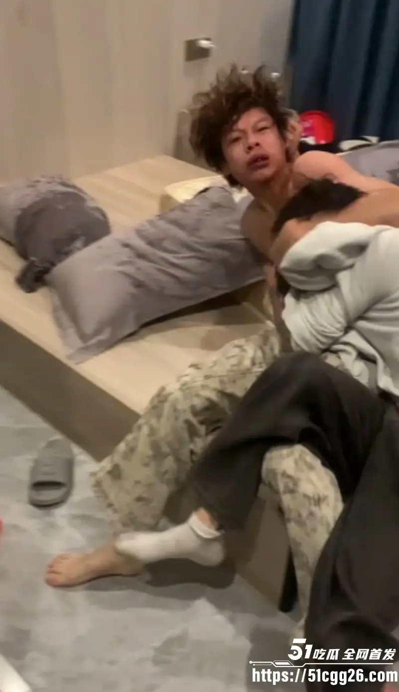 痴情小哥狂追白月光交往6年 不料被精神小伙捷足先登 捉奸在床现场怒撕情夫！ 图6