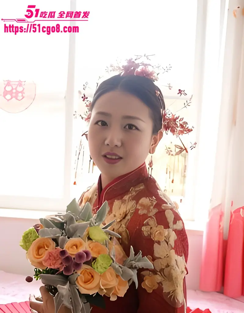 山东威海人妻 王艳 婚内出轨偷情 换上开档丝袜服侍炮友 被老公发现曝光全网！ 图1
