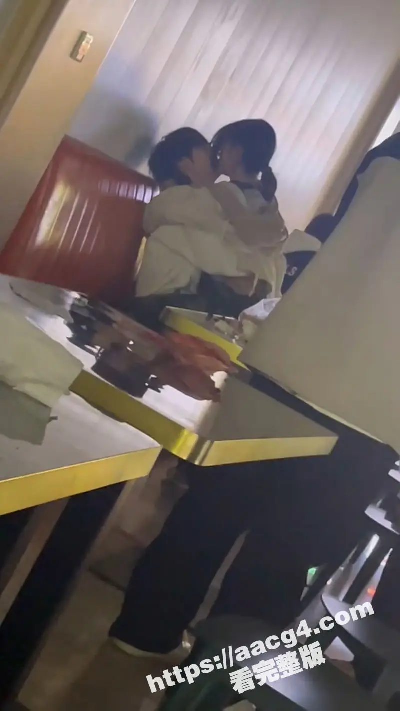 小情侣胆大妄在餐厅公开调情当众做爱 摸鸡巴摸奶子上演激情大片 众人也是你们play的一环吗 图1