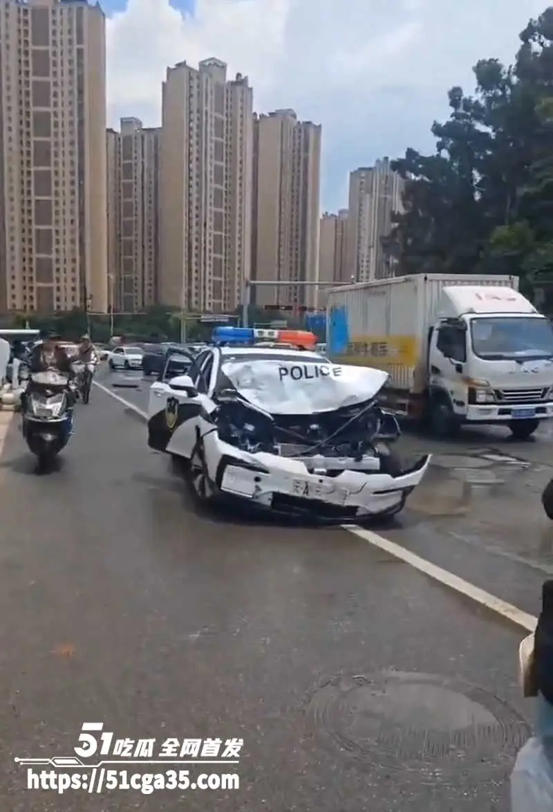 昆明市中心金碧路发生SUV汽车冲撞人群事件 致2死9伤 多名特警持枪与车主对峙 场面堪比大片! 图1