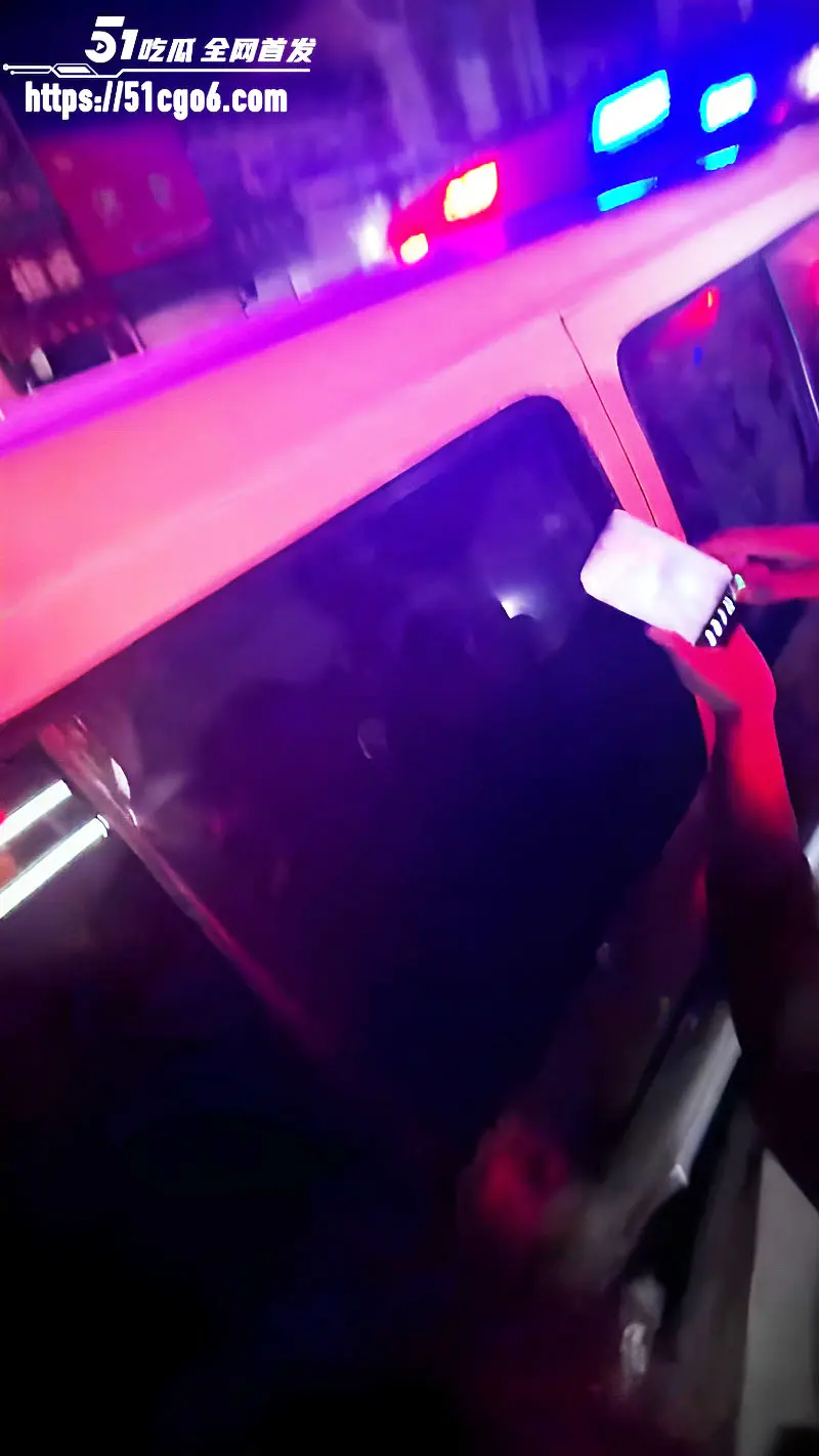 河北廊坊胜芳广场 女主播出轨榜一大哥被抓奸 现场人山人海 真是看热闹不嫌事大! 图6