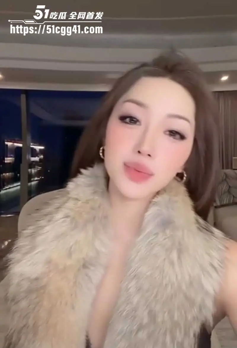 抖音最新闪现露点合集 擦边骚货们真空开大 粉嫩爆乳狂闪不停 流量女王集体走光！ 图3