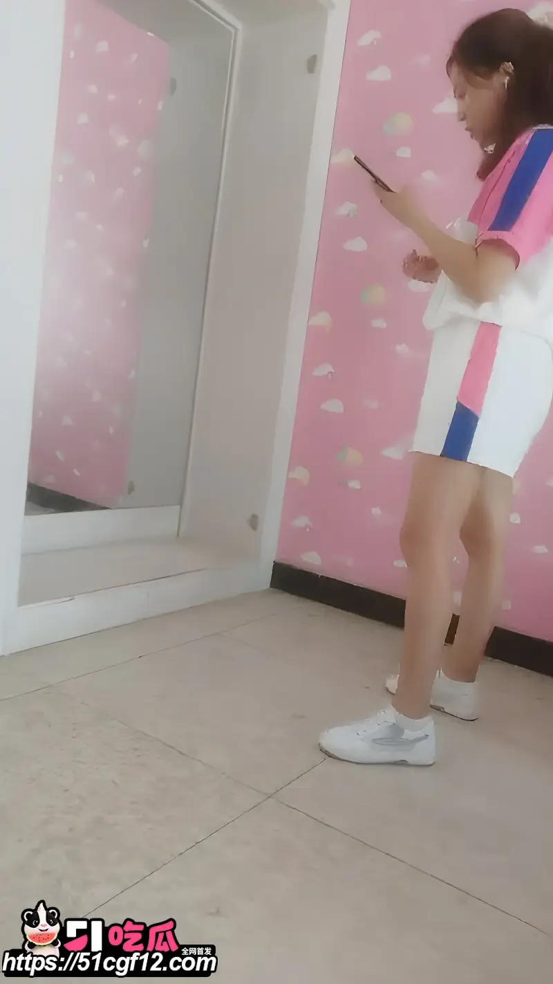 城中村扫街 嫖娼视频 绝美少妇家居服站街 店内抬腿猛干 软肉乱晃太极品! 图2