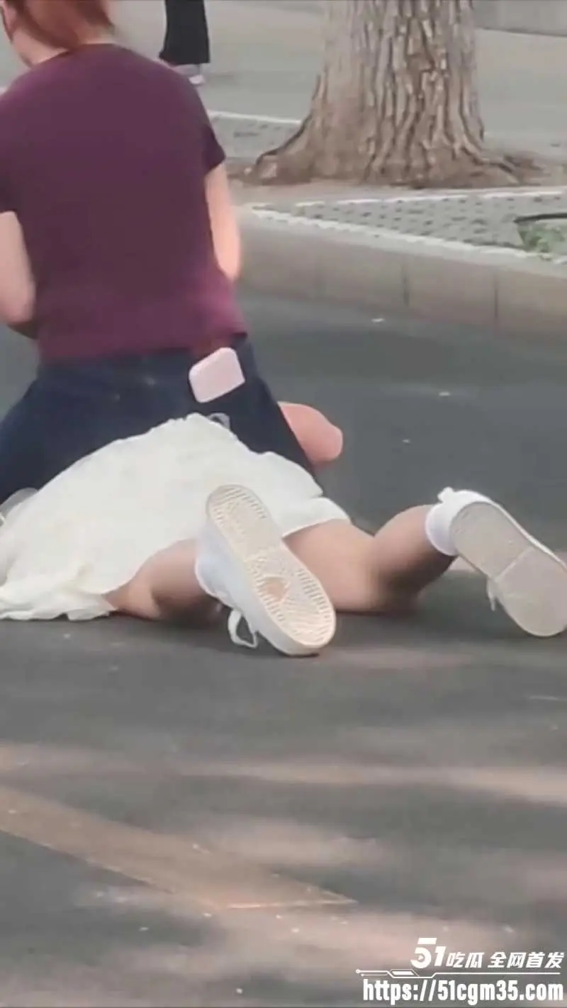 紫衣大妈街头暴揍白裙美女 马路中央按地上狂扇巴掌 是抓小三还是另有其因? 图5