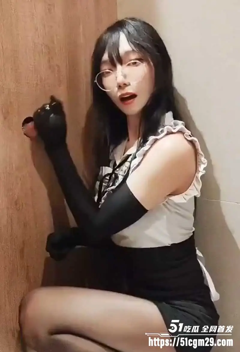 小男娘的鸟洞体验记合集 眼镜伪娘厕所挖洞 玩勾引撸遍各种大屌 图1
