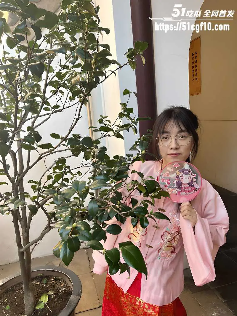 反差眼镜婊 小黎 与男友私拍泄漏 户外口交野战 外翻黑鲍被内射填满！ 图1