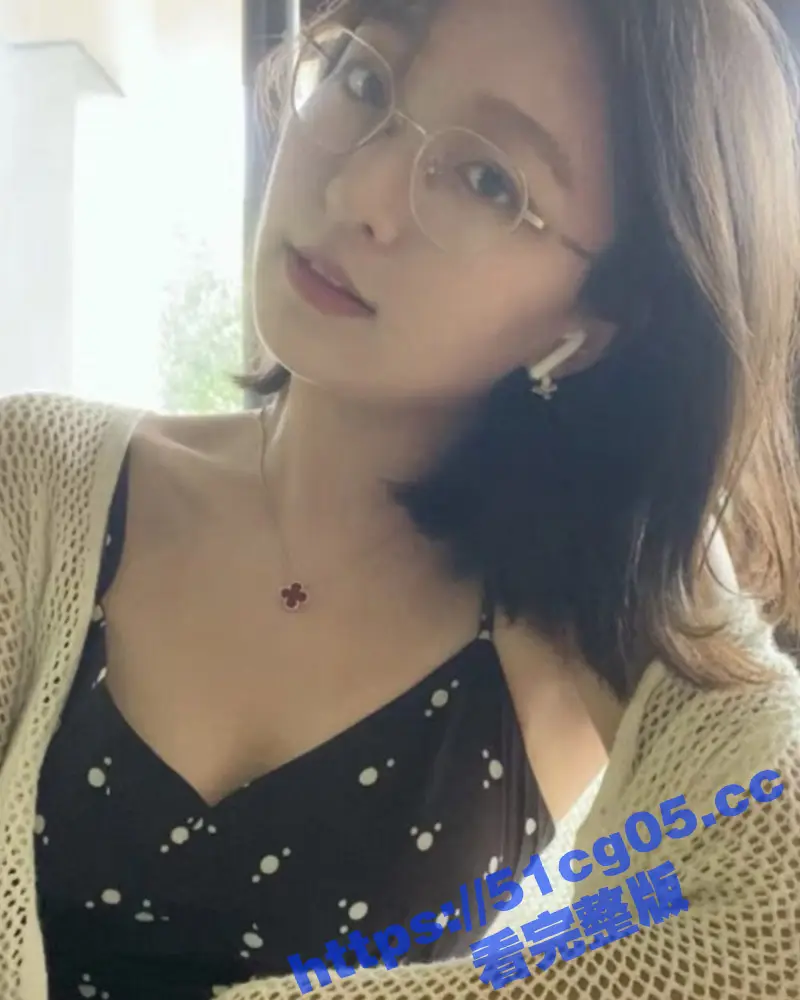 上饶师范学院反差学姐 苏若琳 和卷毛眼镜男友激情打炮 被按在墙上后入狂操得哇哇大叫 叫得可带劲了 图1