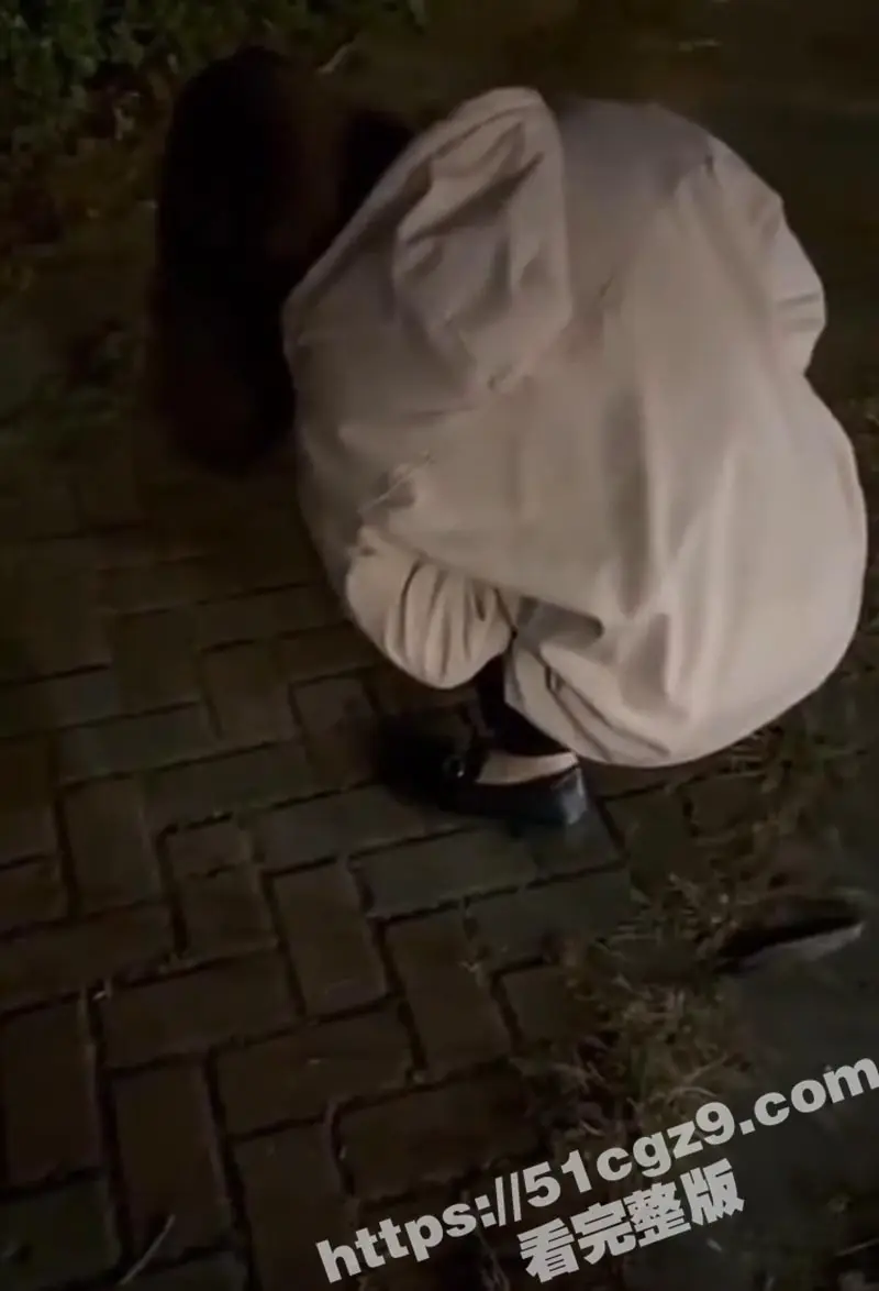 广西精神小妹深夜公园玩变态直播 为博眼球生吞燃烧纸巾 用拖鞋抽骚逼狠打小伙大屌 现场惨叫连连 图3