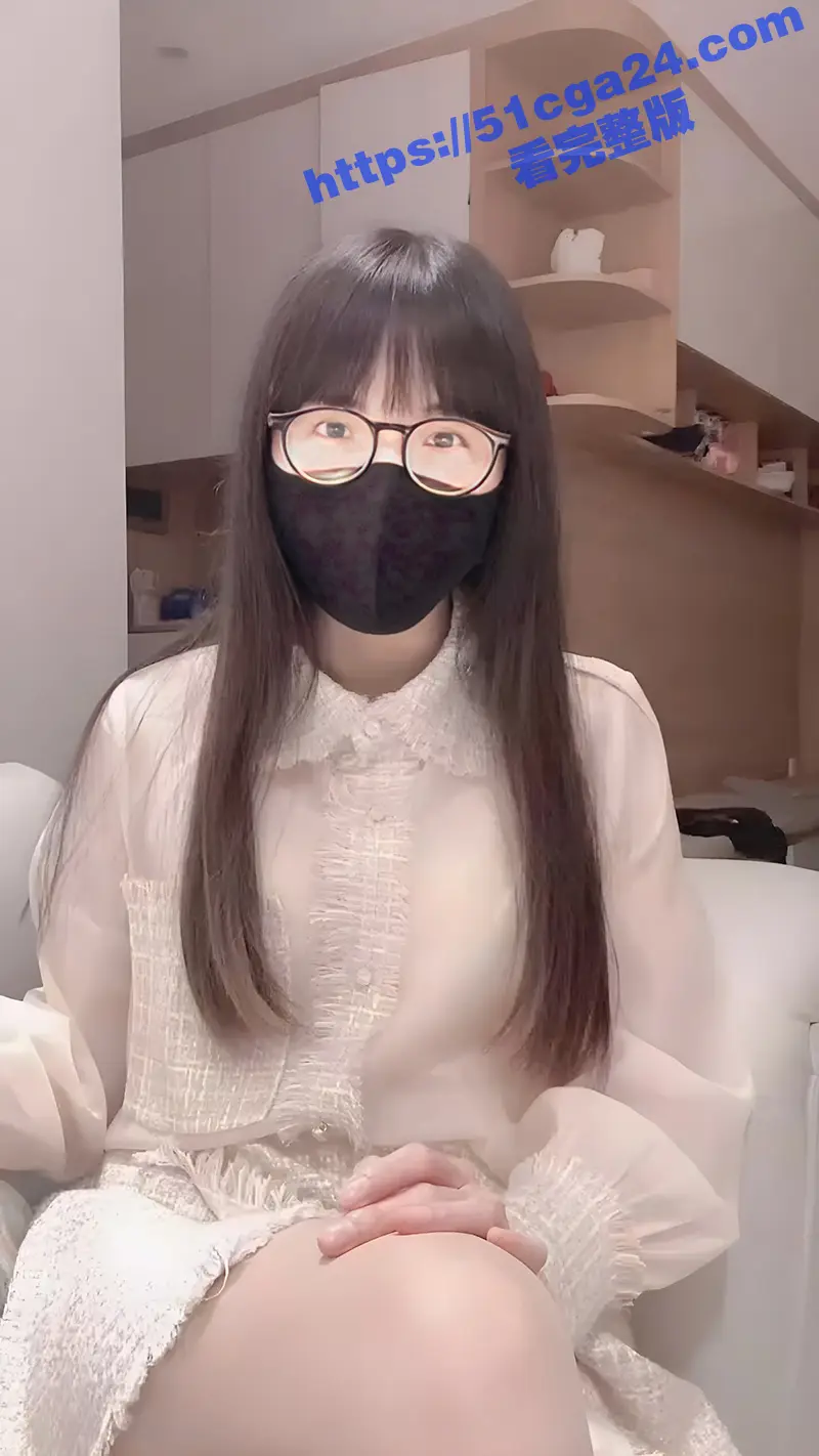 超反差眼镜美女 一只荞 直播科普如何爱抚阴蒂高潮 超粉蝴蝶B带你了解阴部构造! 图1