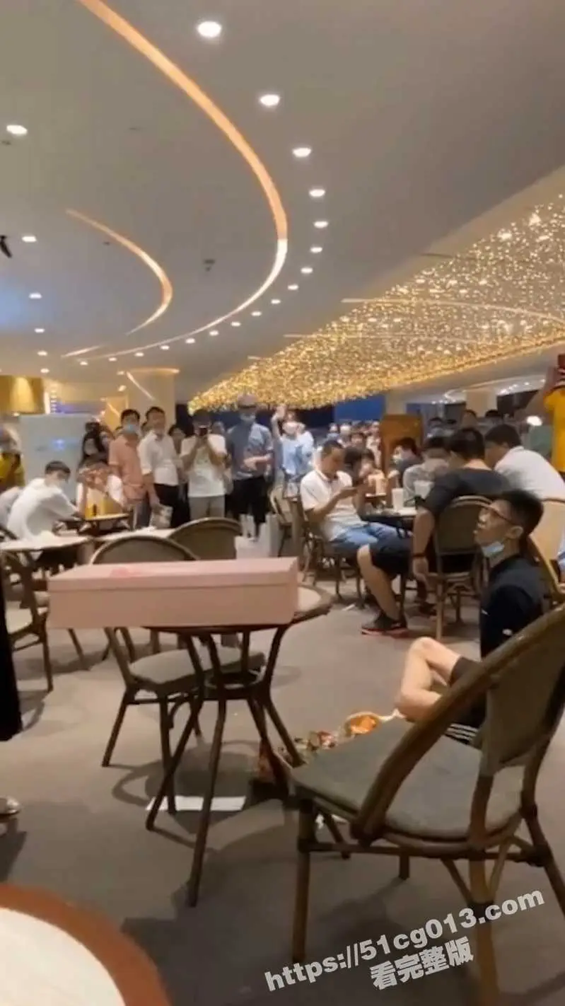 炸裂吃瓜 小个子男生餐厅当众表白 下跪磕头躺地耍无赖 不答应我就不起来 想玩小马拉大车是吧? 图5
