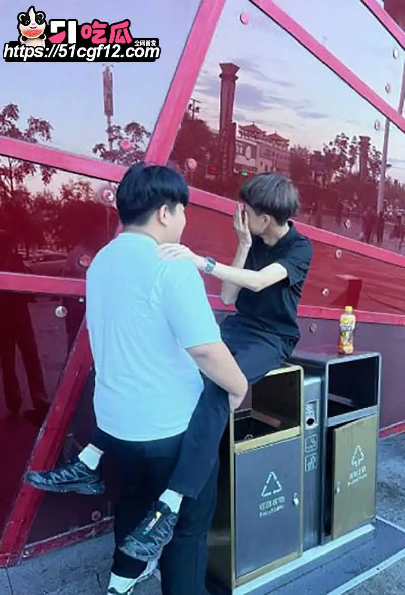 黑龙江鸡西万达2号门 全裸男女公然性爱 将垃圾桶沦为炮床 抱臀扛腿猛干惊呆众人 图2