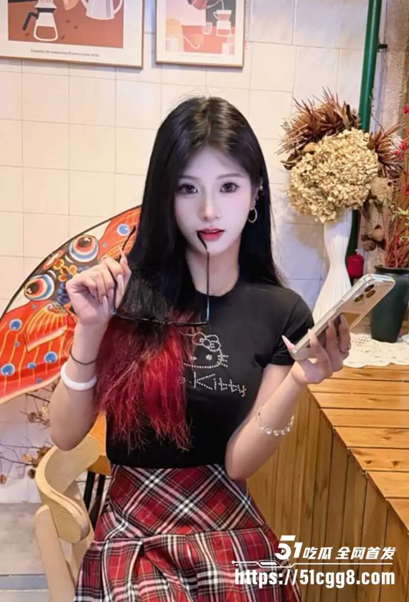 福建美女网红 鱼C 竟是职业约炮玩家 高蹶雪白蜜桃臀 无毛小穴一张一合 紧裹肉棒榨精 香艳画面全网共赏! 图5
