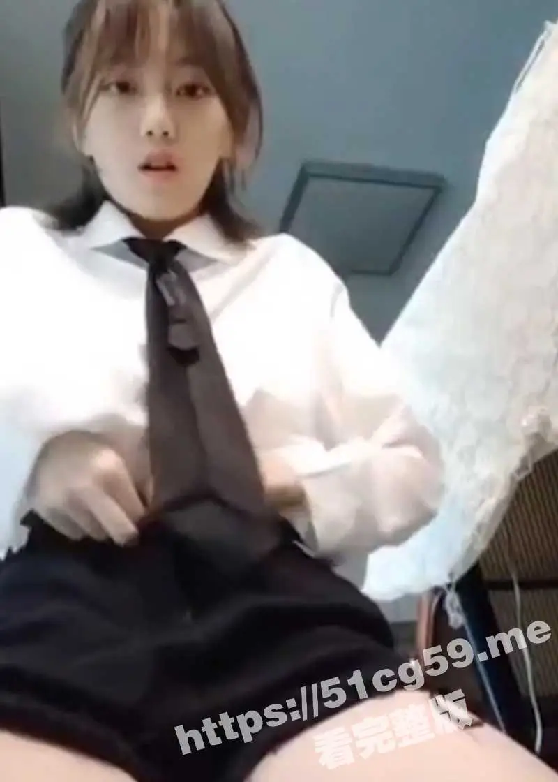清纯女高自慰翻车现场 给狼友发福利自慰表演 被老妈突然撞见! 图1