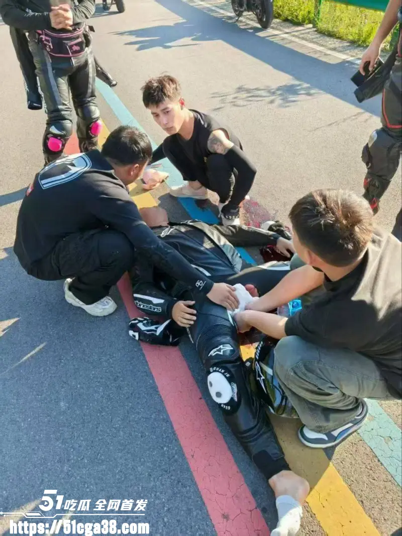 又一追风勇士陨落!男子驾驶机车失控蛋刹失败 皮裤秒变开裆裤 周围群众按蛋抢救! 图1