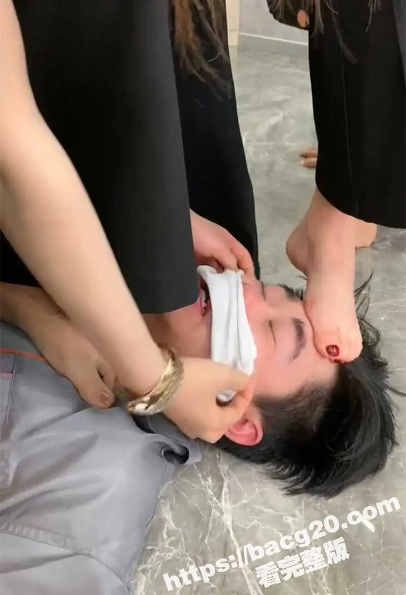 三个小仙女联手凌虐调教受虐男 大嘴巴子轮流暴打 舔鞋底羞辱狂骂 站在身上起跳踩踏 玩法超级变态 图10