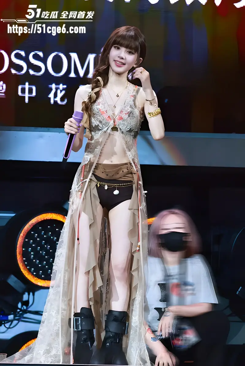 赵露思澳门演唱会惊艳亮相 堪称中国版Lisa 紧身制服展露逼缝 气氛高涨引网友热议 图2