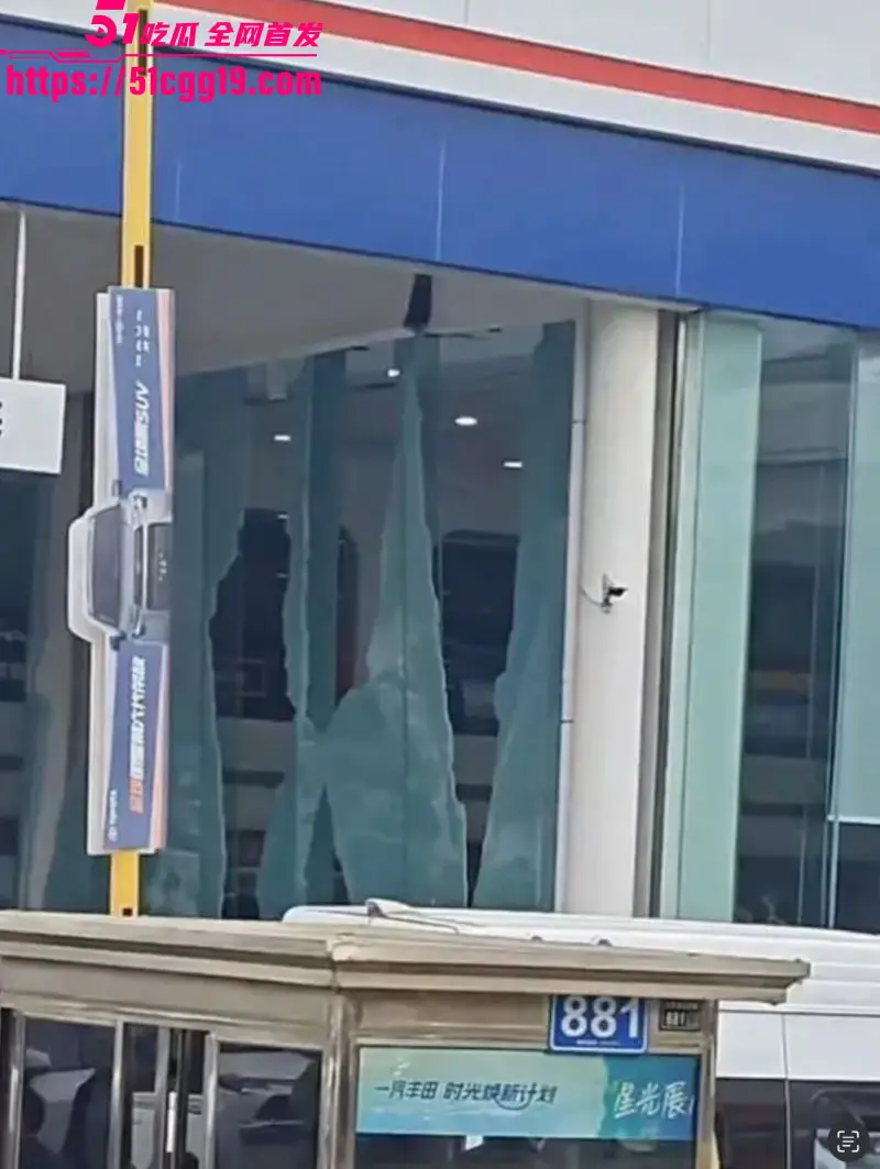 成都丰田4S店惊天爆炸!54岁男子购车纠纷身披炸药店门外自爆 玻璃碎汽车损现场血肉横飞! 图3