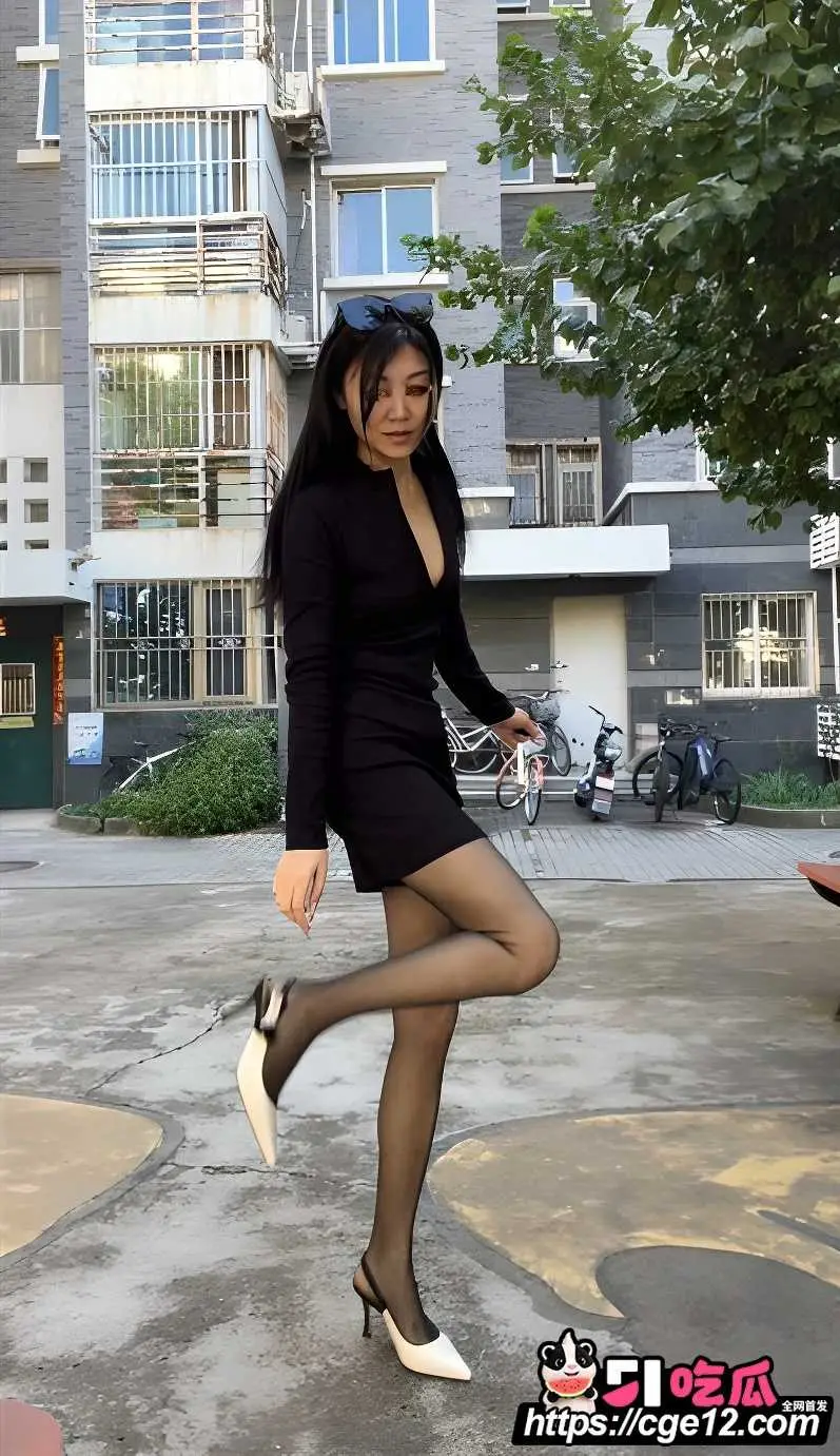极品良家美少女 M属性极度强悍 穿黑丝被绳缚 抬腿喷尿发泄淫欲 妥妥的下贱母畜! 图1
